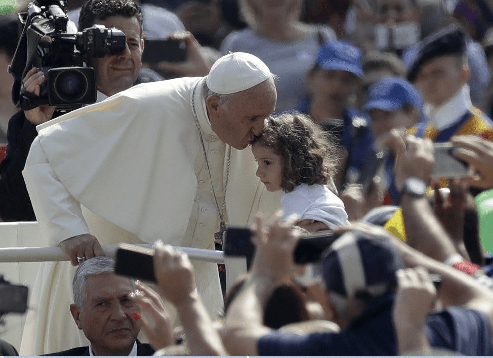 El papa besa a una nina en el Vaticano