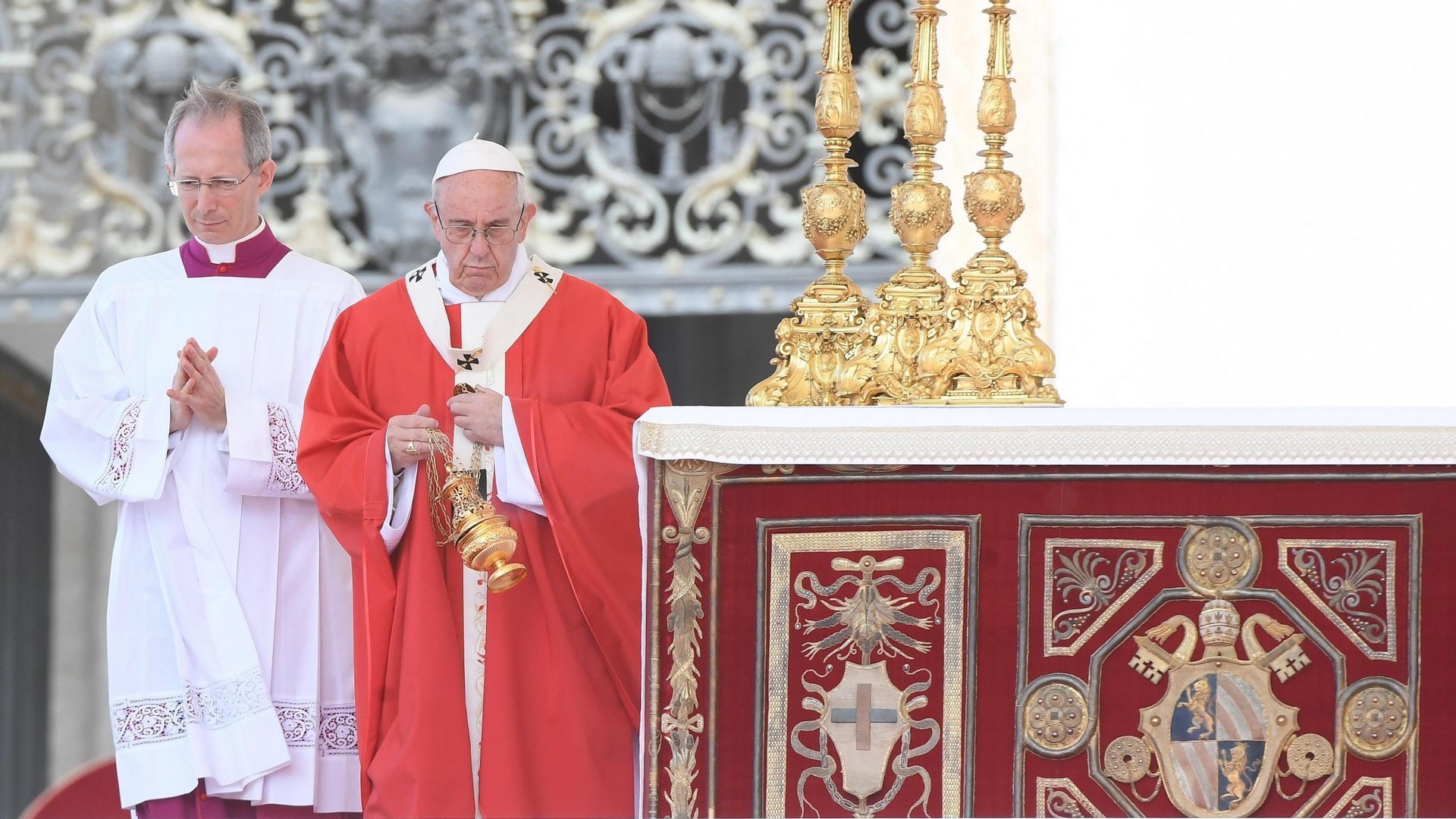 El papa Francisco preside una misa por la festividad de San Pedro y San Pablo en la plaza de San Pedro del Vaticano. (EFE)
