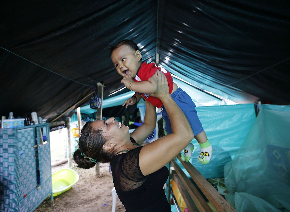 Jerly Suárez, militante de las FARC, sostiene a su bebé