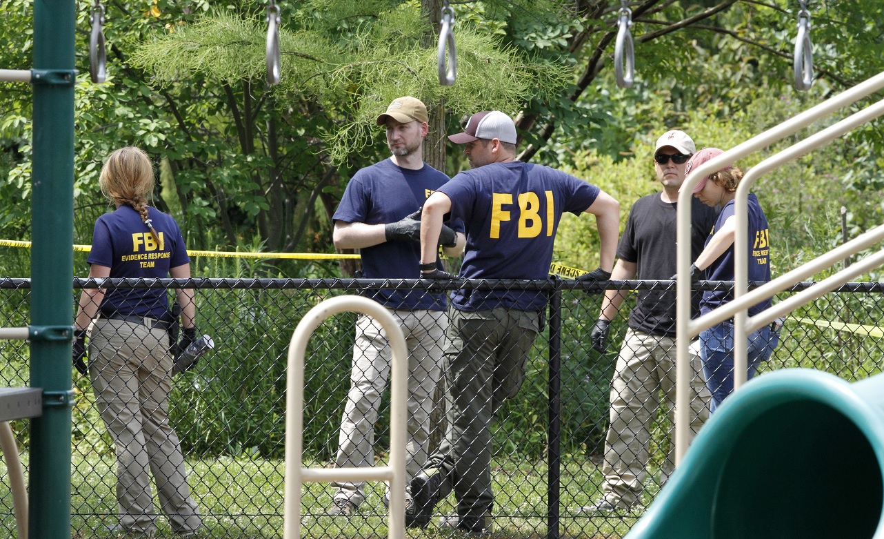 Agentes del FBI investigan un parque cerca del campo de béisbol en Alejandría, Virginia (AP)