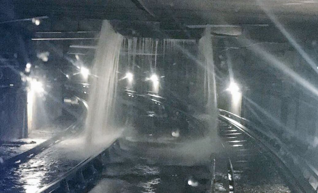 Filtraciones por lluvia en túnel del Metro CDMX