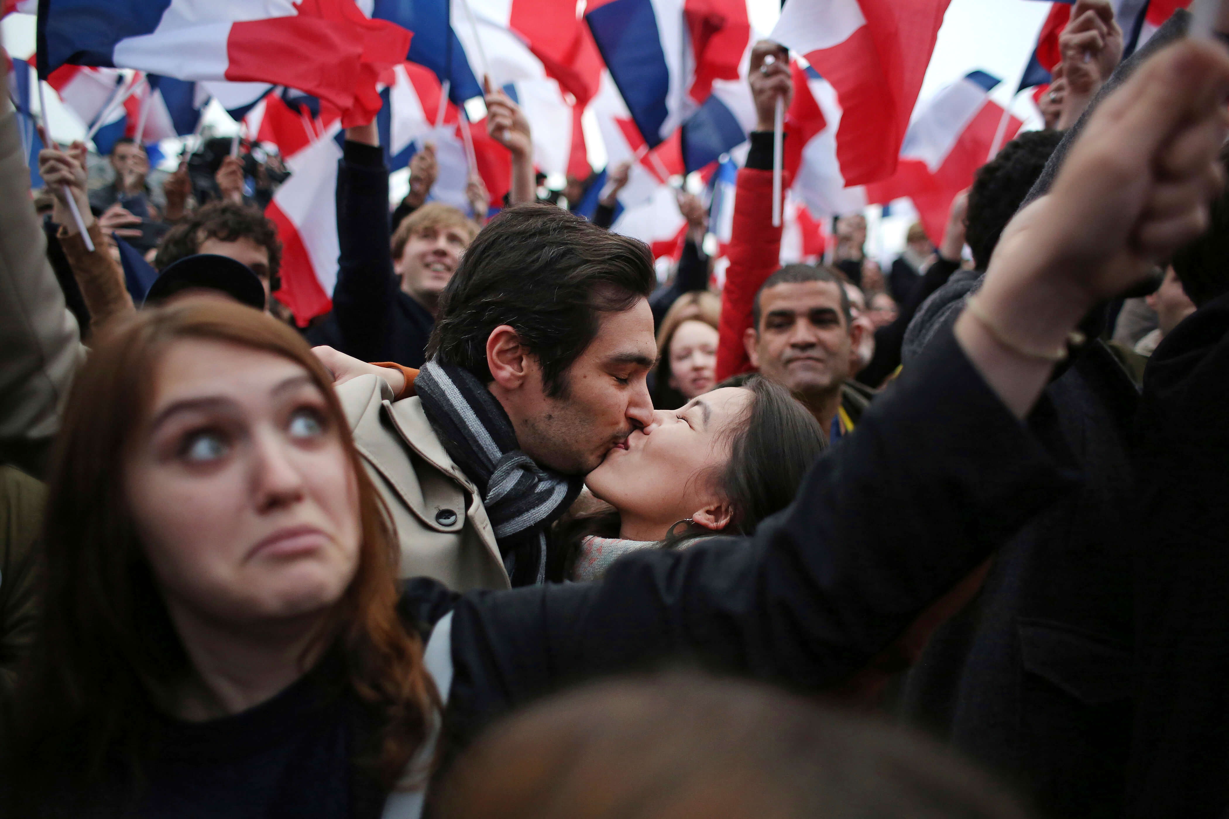 Ciudadanos franceses se besan durante un mitin político
