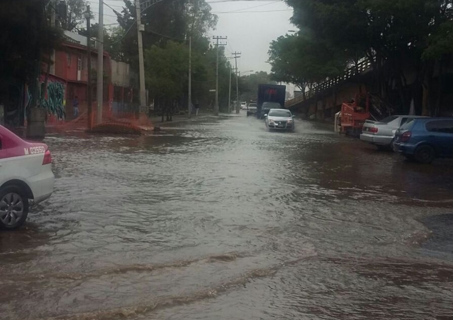 La fuga de agua potable en Iztapalapa encharcó las calles cercanas. (Twitter: @pepejimlin)