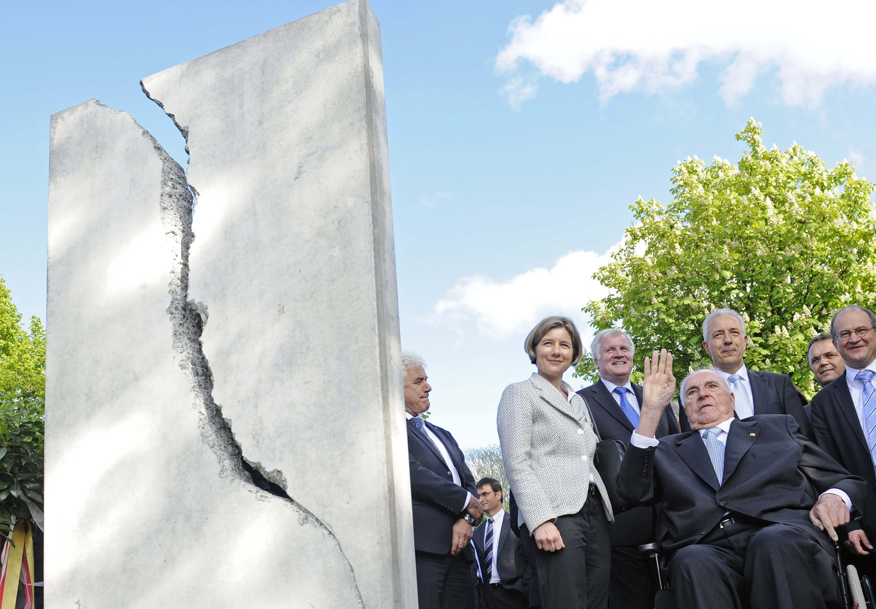 Helmut Kohl junto al monumento que lo reconoce por la reunificación alemana