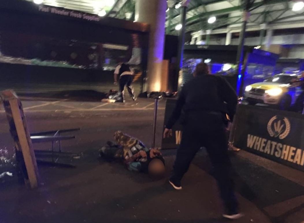 El presunto atacante fue mostrado en el suelo (Sky News/Gabriele Sciotto)