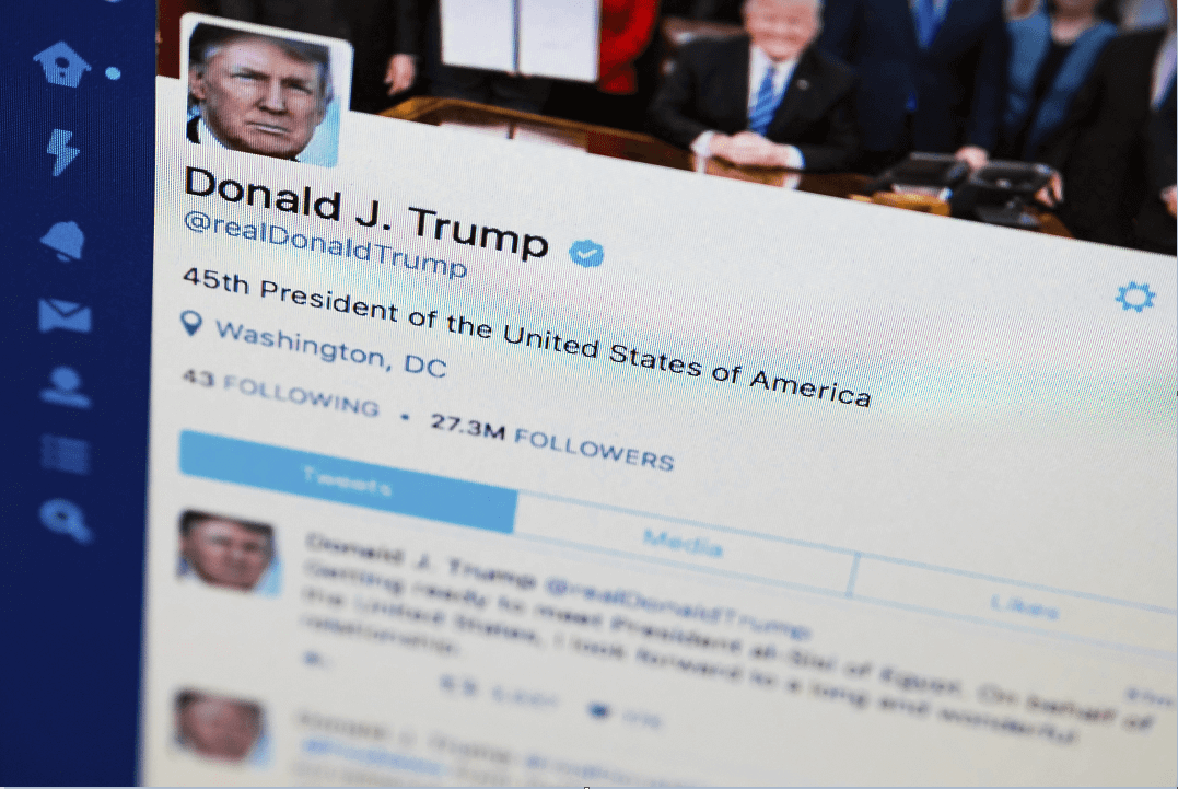 Imagen en un pantalla de computadora de la cuenta en Twitter de Donald Trump