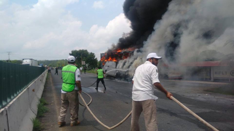 Se incendia, autobus de pasajeros, Accidente vial, Chiapas,