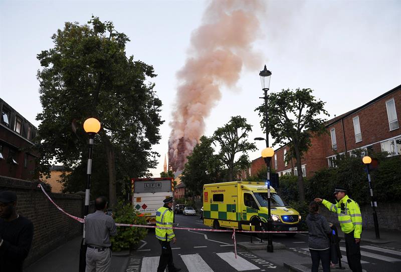 Incendio, Londres, Inglaterra, Torre Grenfell, 30 lesionados, emergencia, seguridad