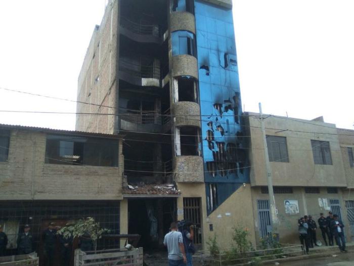 Incendio en edificio residencial de Perú (Twitter)