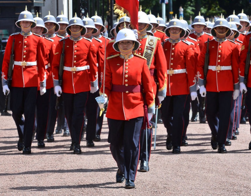 Megan Couto hizo historia al dirigir Cambio de Guardia en Palacio de Buckingham (Reuters)