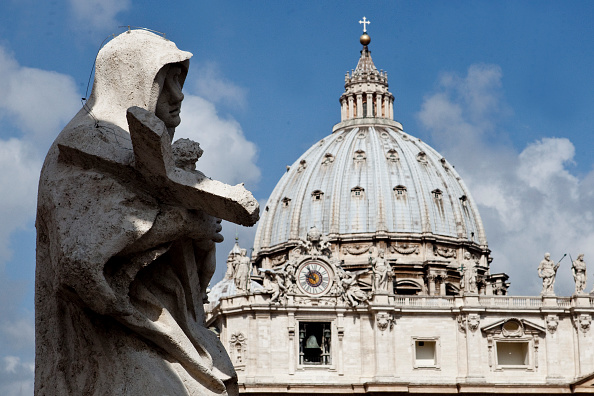 Vaticano condena a cinco años de cárcel a sacerdote acusado de pedofilia