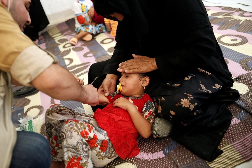 Iraquíes desplazados cayeron enfermos por intoxicación alimentaria al este de Mosul (Reuters)