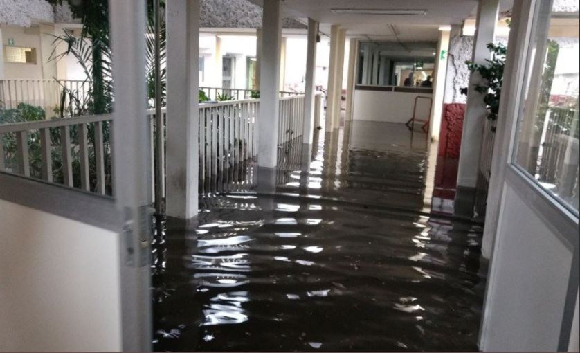 hospital se inunda con agua de lluvia tras tormenta