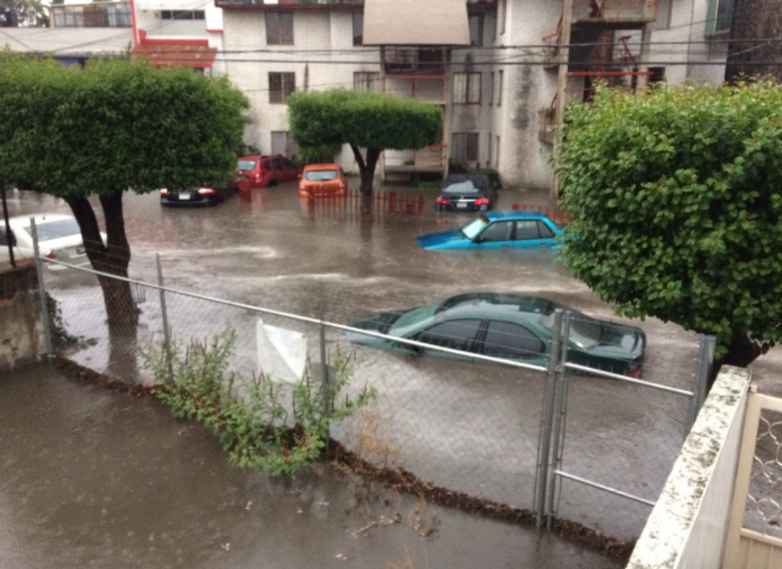 Inundación en Echegaray, en el municipio de Naucalpan, Edomex