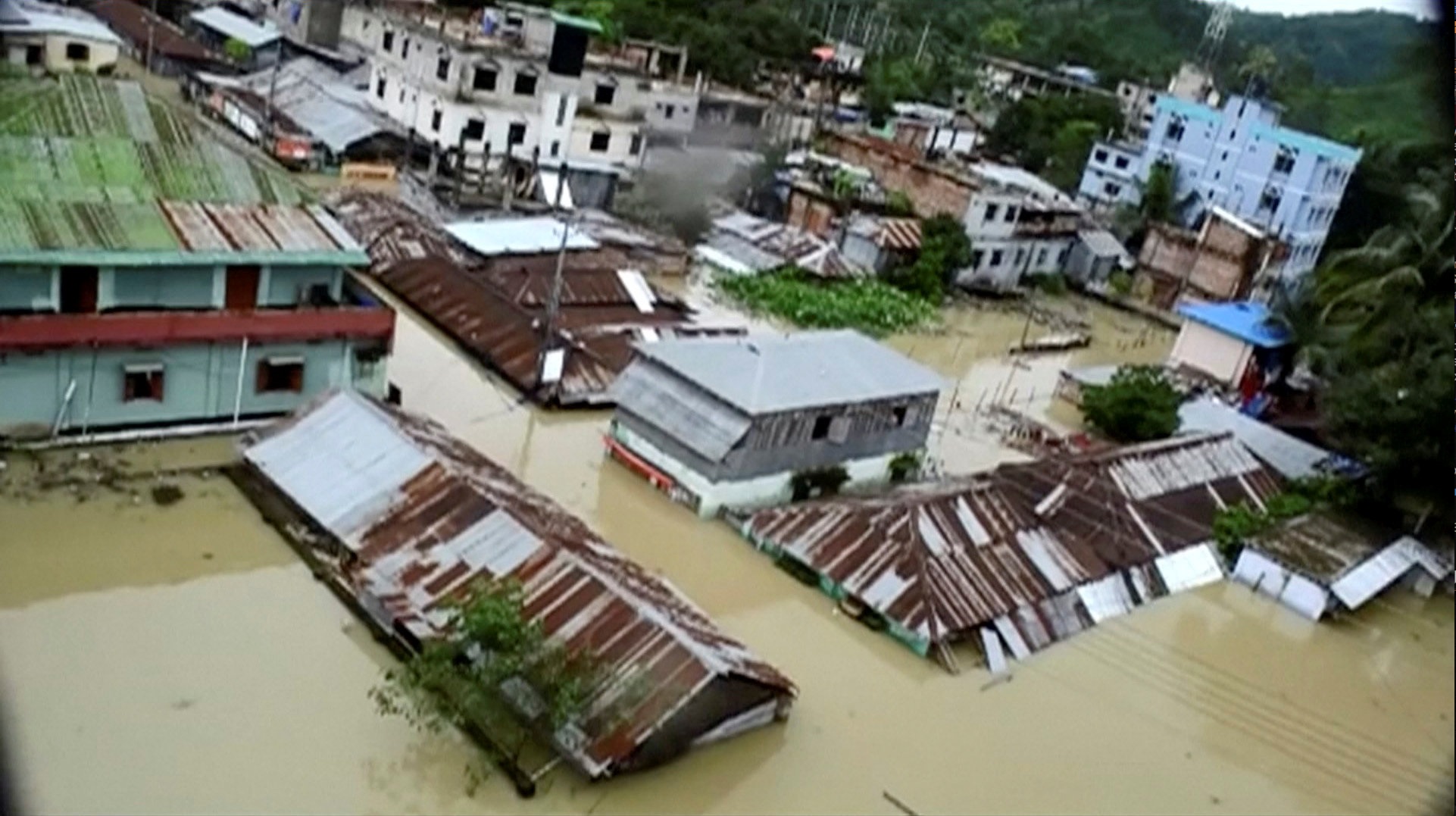 Una vista aérea que muestra la ciudad sumergida por inundaciones en Khagrachari, Bangladesh (Reuters)