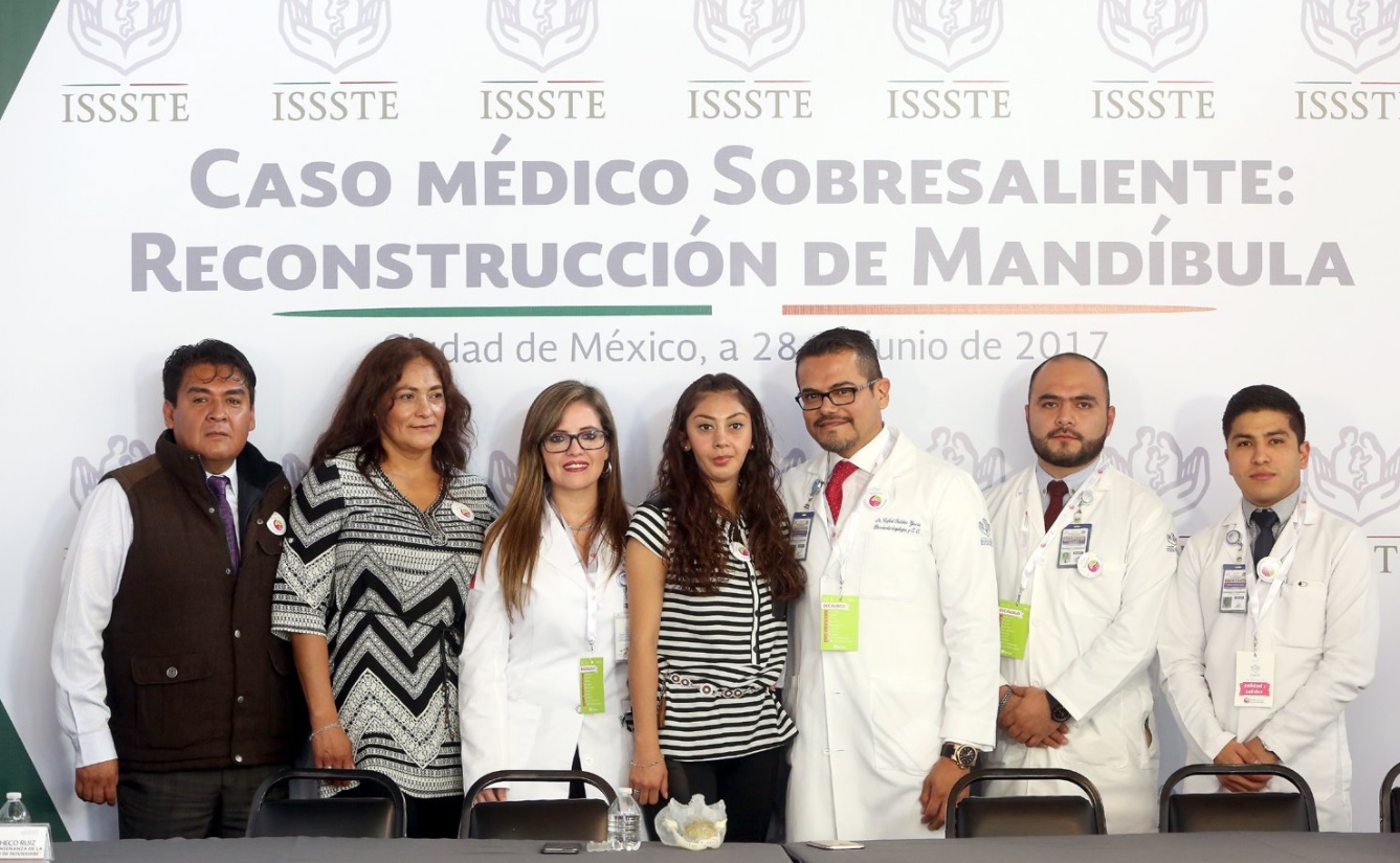 Especialistas del ISSSTE realizarón el segundo implante de prótesis total de mandíbula en el mundo. (Twitter: @ISSSTE_mx)
