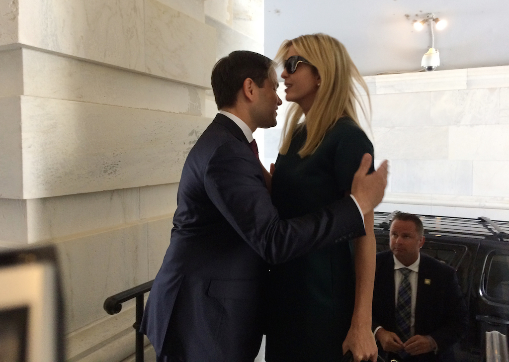 Ivanka Trump, Marco Rubio, abrazo incómodo, imagen