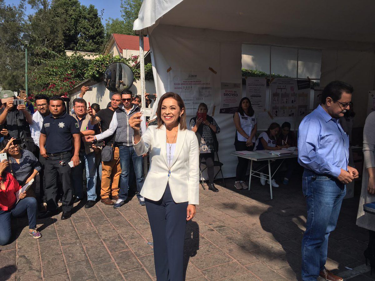 Josefina Vázquez Mota emite su voto en Huixquilucan