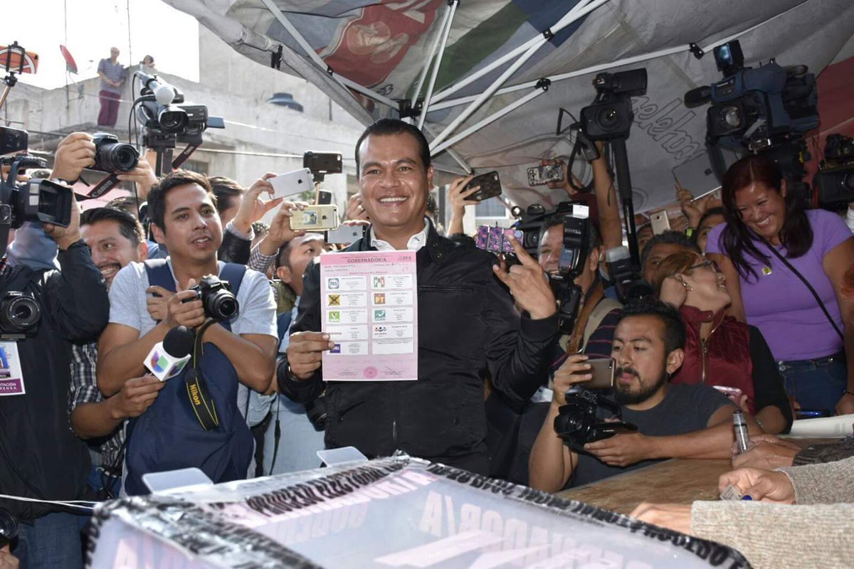 Juan Zepeda vota en Nezahualcóyotl