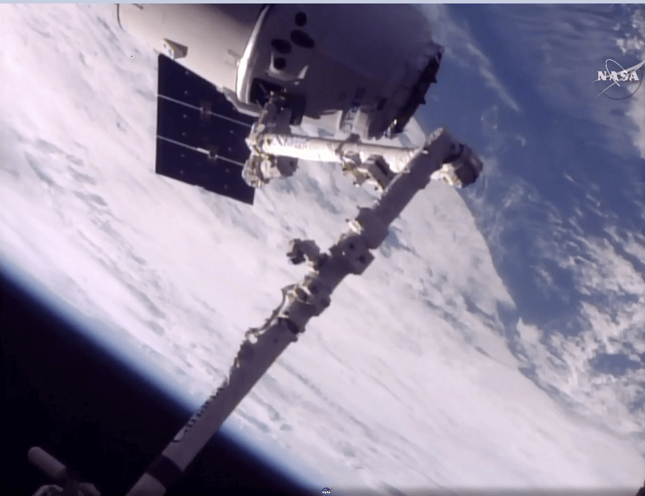 La nave Dragon logró acoplarse a la Estación Espacial Internacional. (AP)