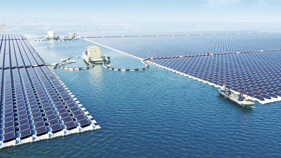 China construye una planta de energía solar sobre un lago