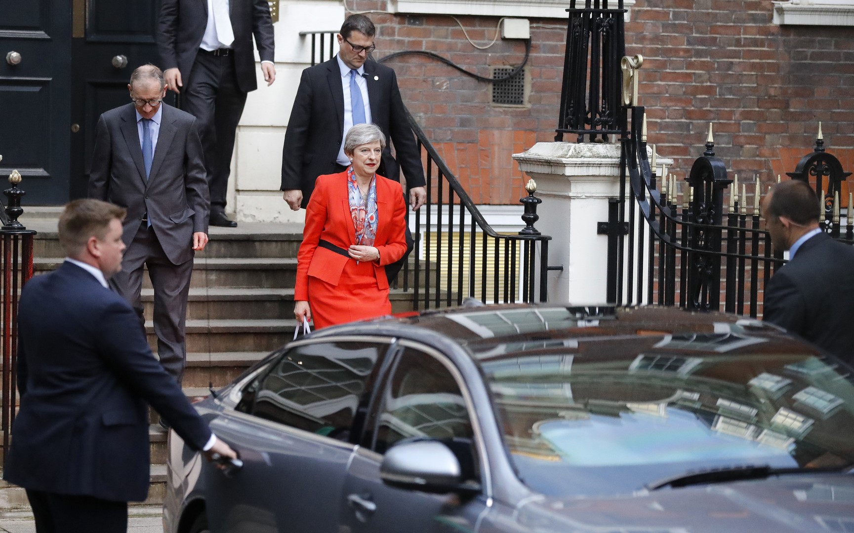 Theresa May, sale del cuartel general del partido conservador en Londres