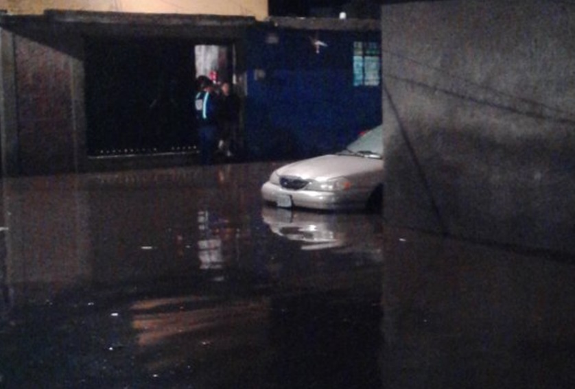 Inundaciones en Santa Cruz Xochitepec, Xochimilco (Twitter:@Gustavo53389632)