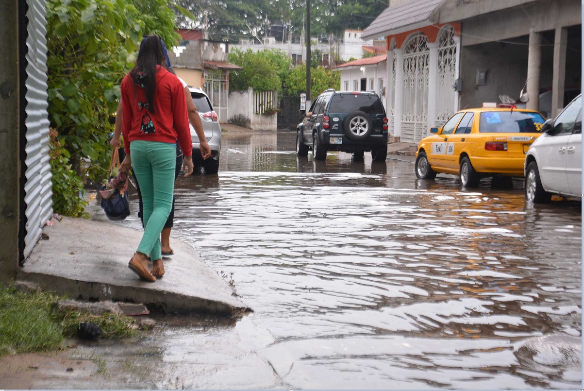 Lluvias inundas calles de Tabasco