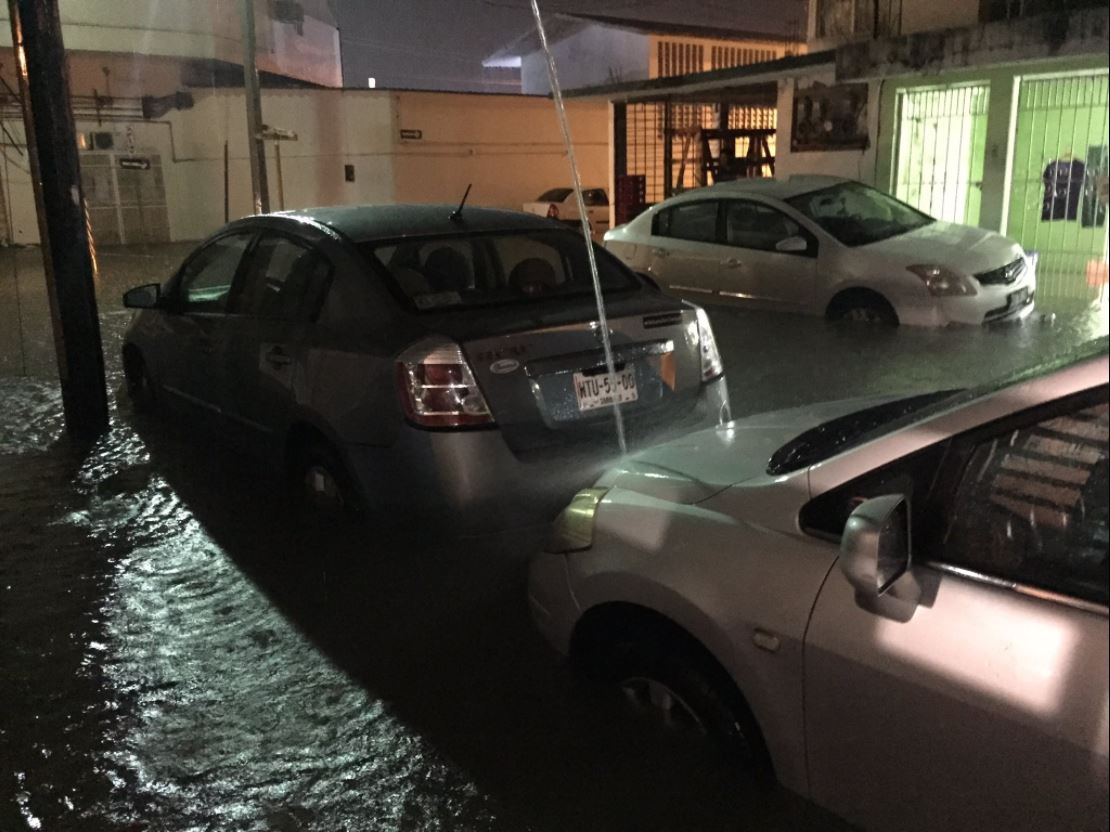 Autos registran daños por lluvias en Villahermosa