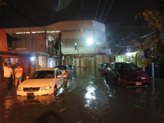 Autos y casas inundadas por lluvias en Villahermosa