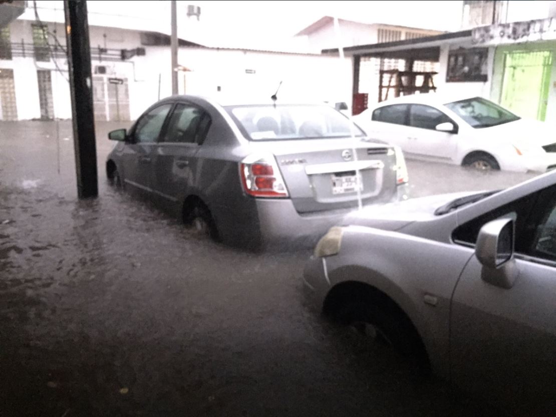 Autos quedan bajo el agua por fuertes lluvias en Villahermosa