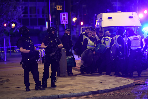 La policía responde a la emergencia de que un vehículo arrollaba a peatones en el Puente de Londres (Getty Images)