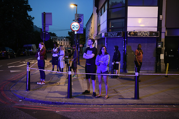 Un grupo de personas observa el operativo de seguridad tras atentado en mezquita (Getty Images)