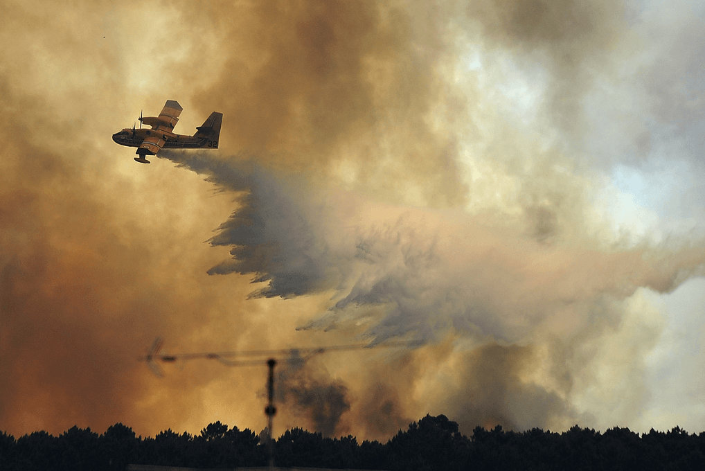 Avion cisterna combate incendios en Portugal