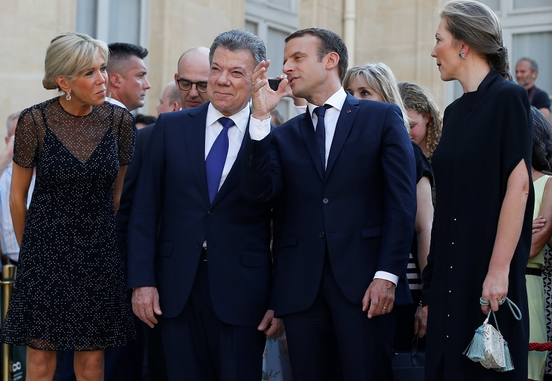 El presidente colombiano Juan Manuel Santos y su homólogo el presidente francés Emmanuel Macron (Reuters)