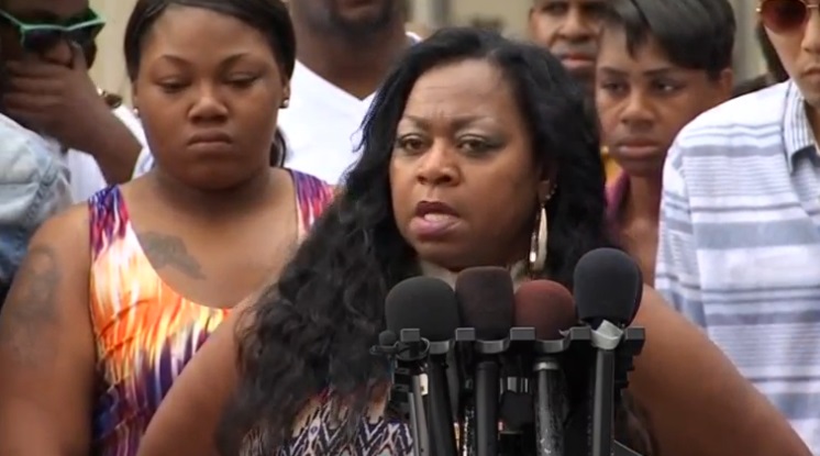 Valerie Castile, madre de Philando Castile, habla durante una conferencia de prensa (Reuters)