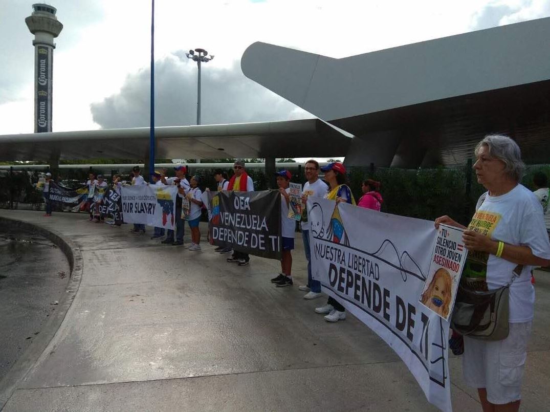 Venezolanos, manifiestan, Cancún, Asamblea de la OEA, Aeropuertos, Nicolás Maduro, Fuerzas Federales