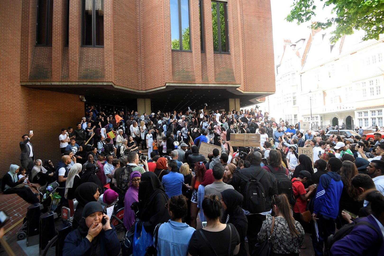 Manifestantes irrumpen en Ayuntamiento de Kensington