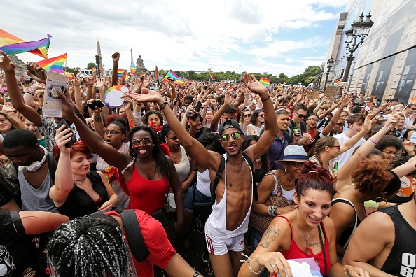 Miles de personas celebran el orgullo gay en París, Francia (Getty Images)