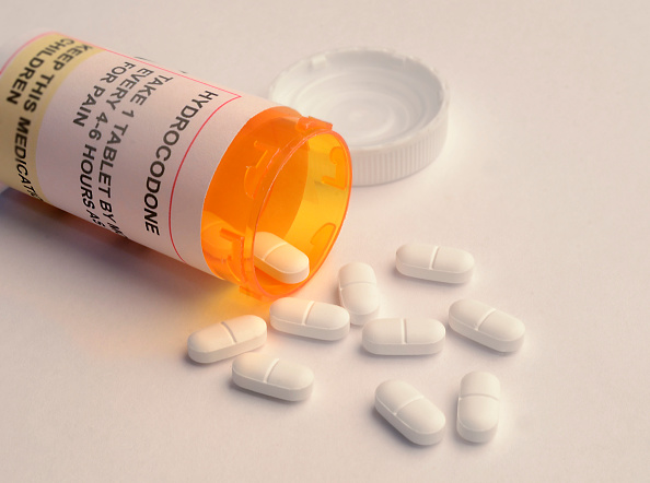 Envase con medicamento a base de opioide