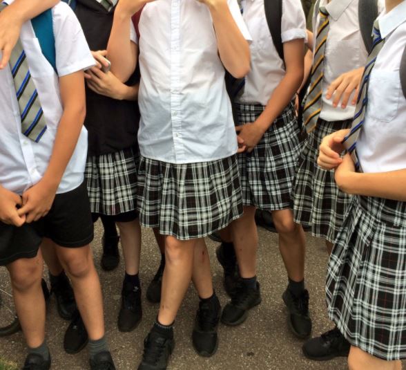 Colegio prohíbe shorts y propone faldas para alumnos