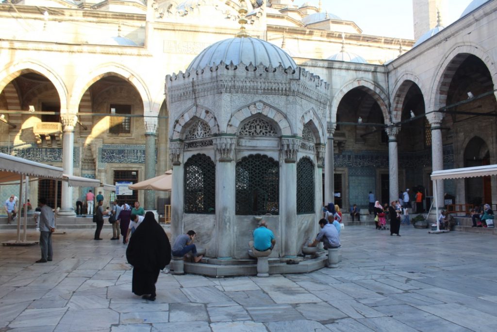 interior de mezquita en Estambul