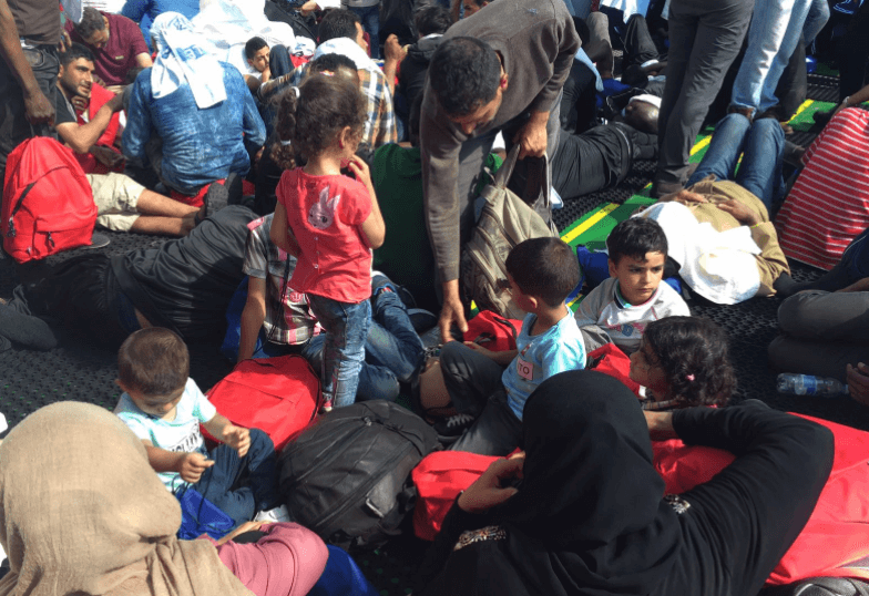 Migrantes rescatados en barco de Médicos Sin Fronteras