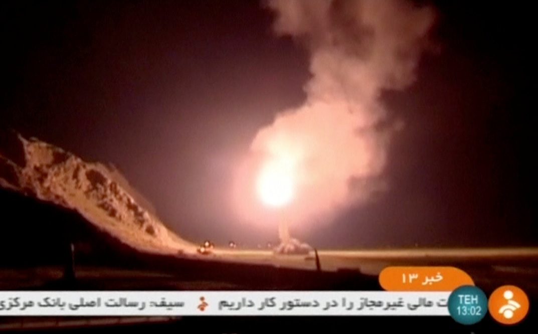 Una imagen fija tomada de la televisión iraní IRINN, que muestra los misiles disparados de Irán al este de Siria (Reuters)