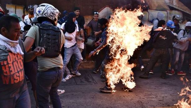 Muere joven, queman a joven, protestas en Venezuela, caracas,