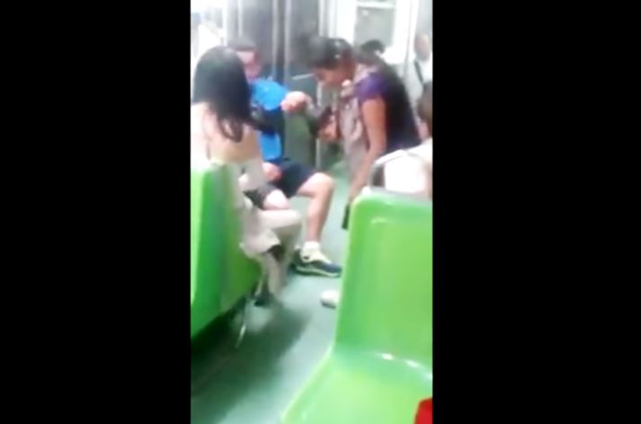 Joven regala sus tenis a una mujer descalza en el metro de la CDMX