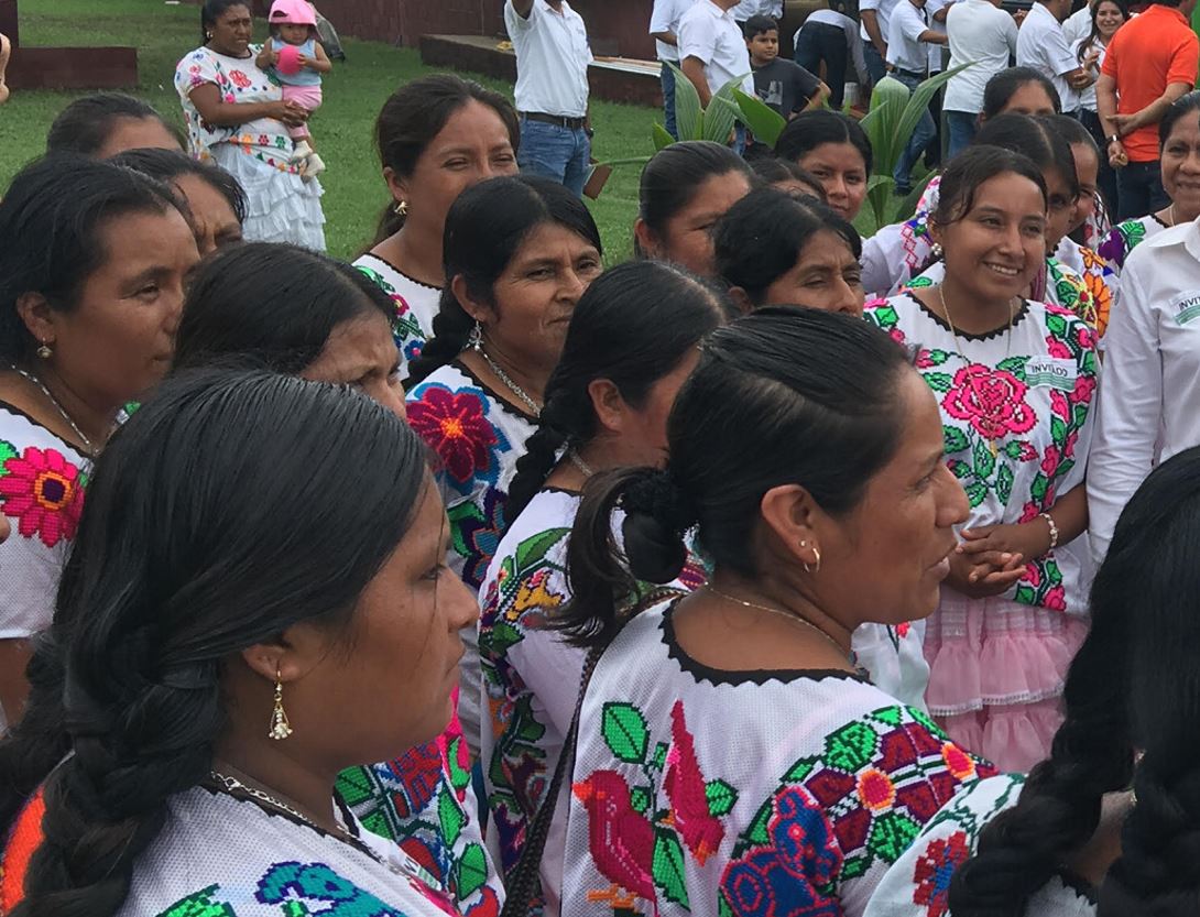 Mujeres indígenas de Guerrero usan sus trajes tipicos