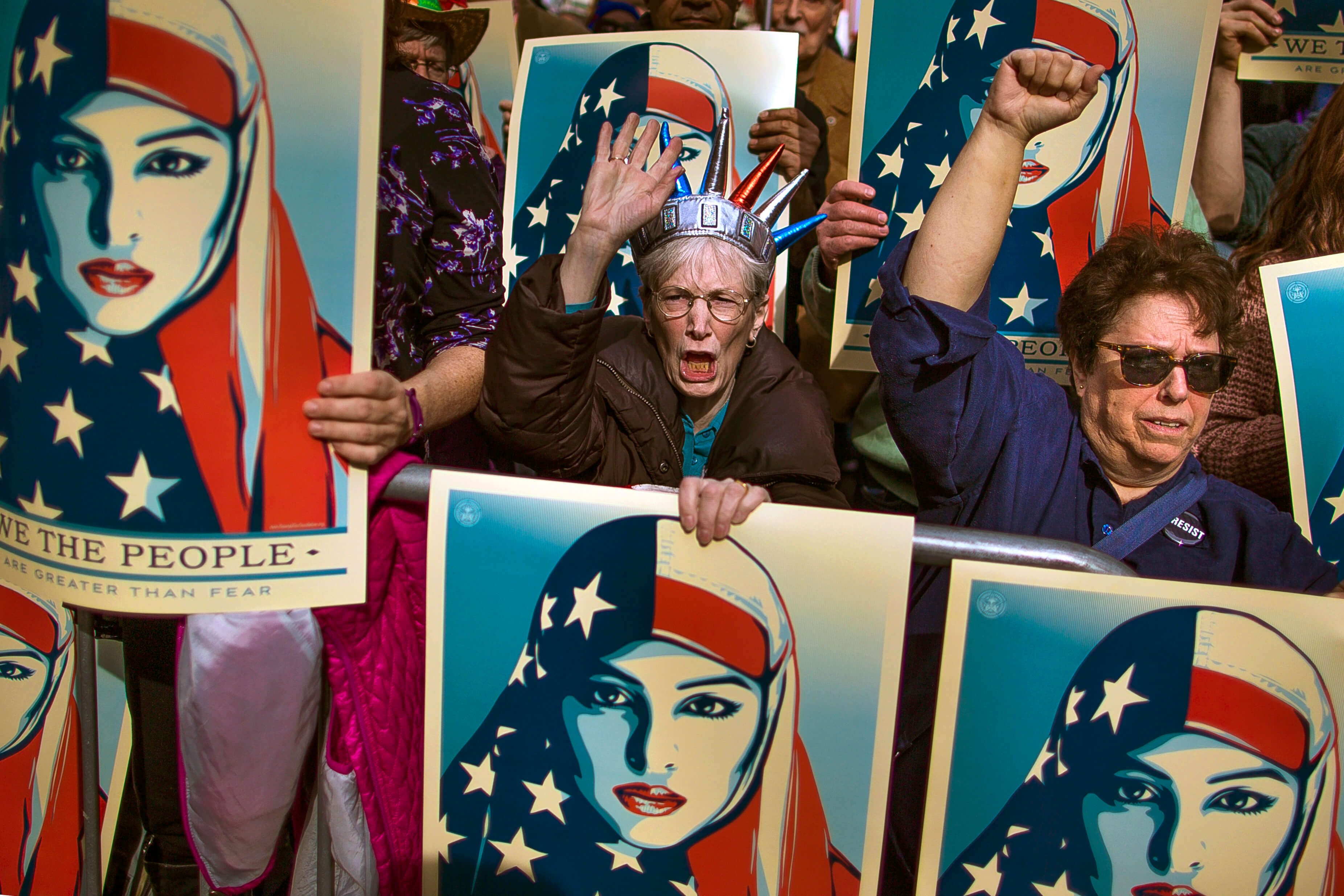 Mujeres protestan contra veto migratorio de Donald Trump en Estados Unidos