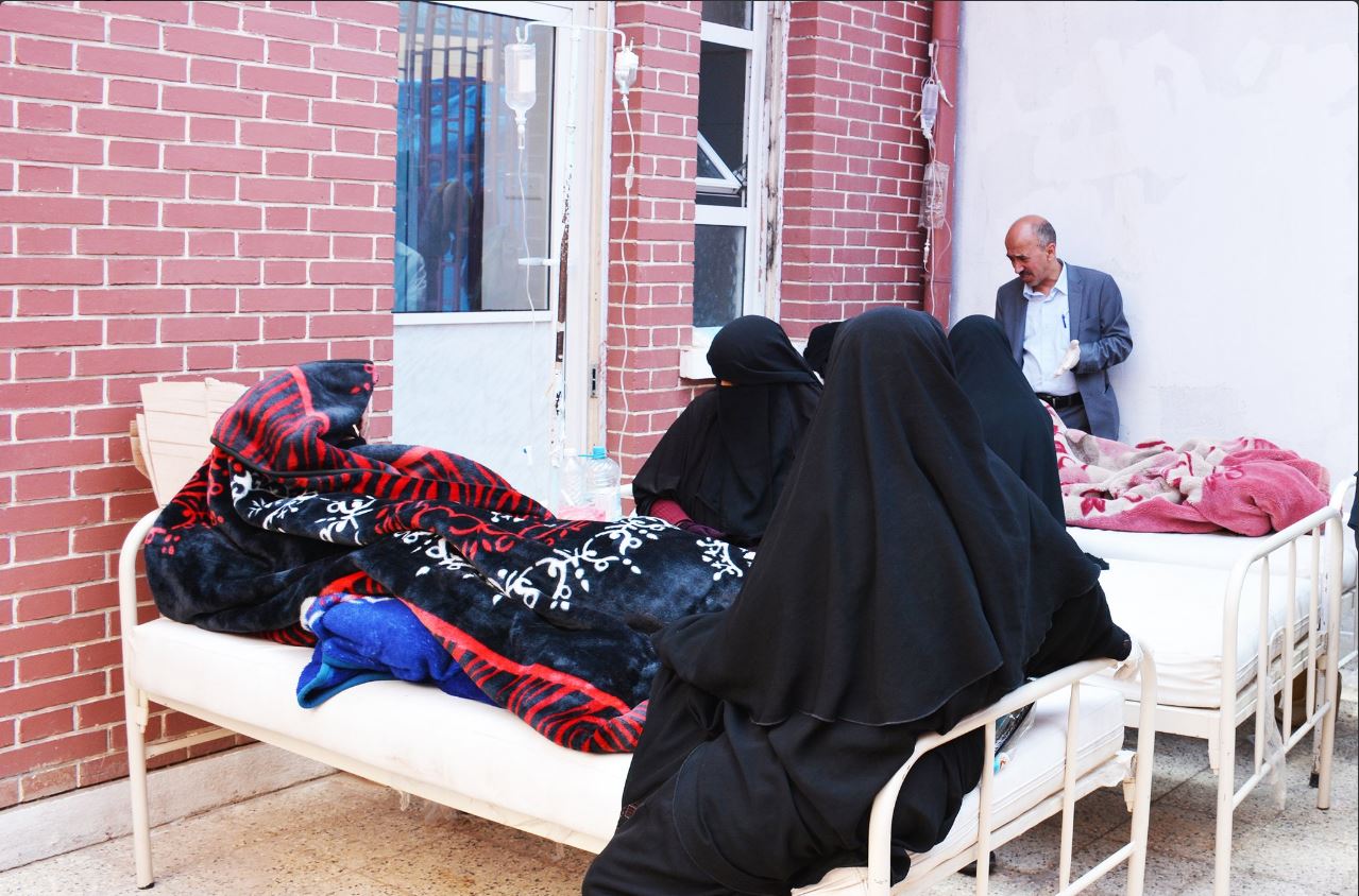 Mujeres yemenies cuidan a un enfermo de colera