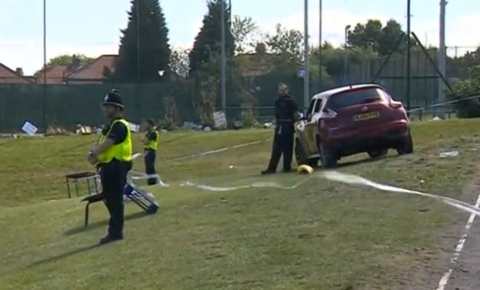 Policías vigilan un automóvil que atropellara a seis personas en Newcastle (Reuters)